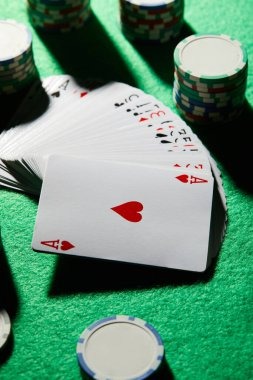 Live Dadu Online dealer studio with two dice and professional croupier